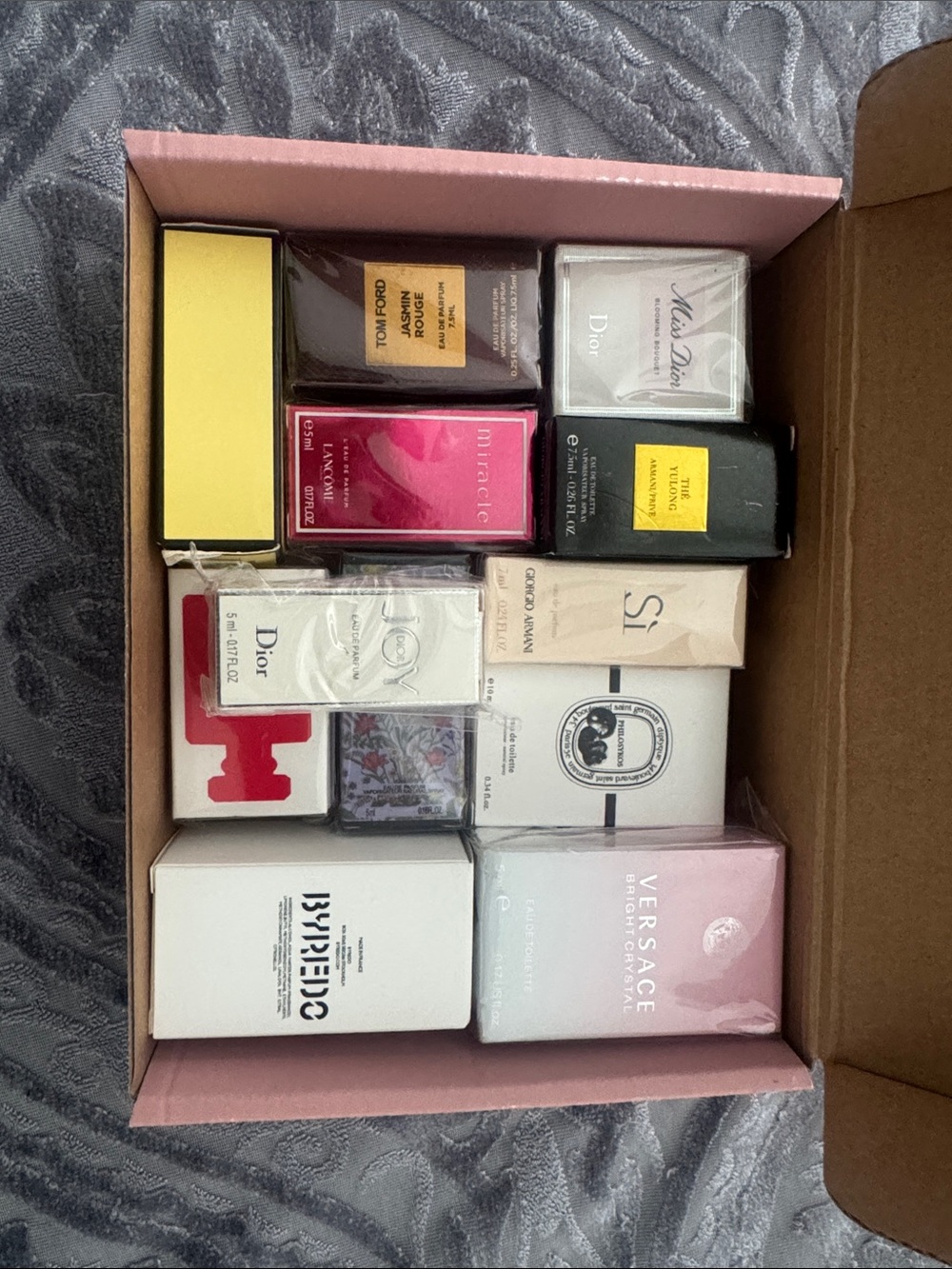 This box contain 12 mini perfume travel size